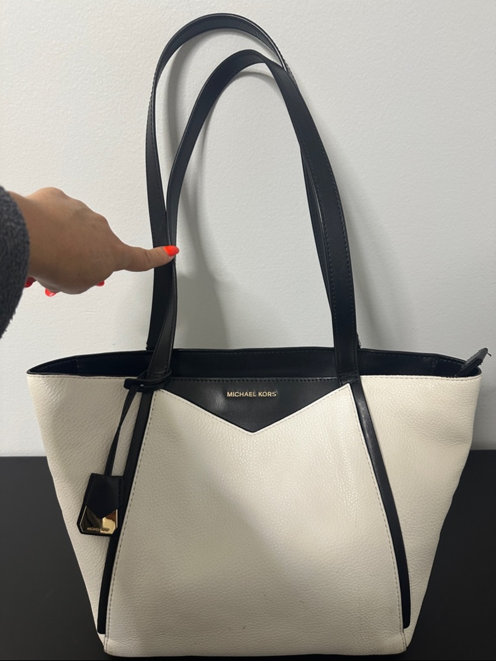 Michael Kors White and Black Leather Tote. Zipper is broken otherwise beautiful